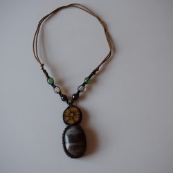 Håndlavet halskæde med Ayahuasca Vine, små og store sten/krystaller