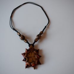 Håndlavet halskæde med Ayahuasca Vine, naturperler og keramik