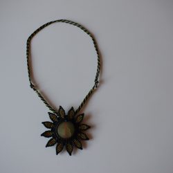 Håndlavet halskæde med stort sol-motiv og stor sten/krystal