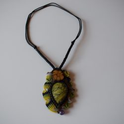 Håndlavet halskæde med snoninger og stor sten/krystal