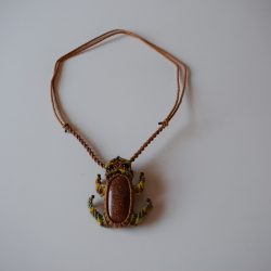 Håndlavet halskæde med frømotiv og sten/krystal