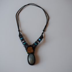 Håndlavet halskæde med Ayahuasca Vine, sten og turkiser