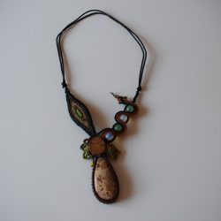 Håndlavet halskæde med slangemotiv, Ayahuasca Vine og sten/krystal