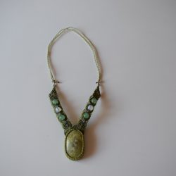 Håndlavet halskæde med brede snoninger og sten/krystaller